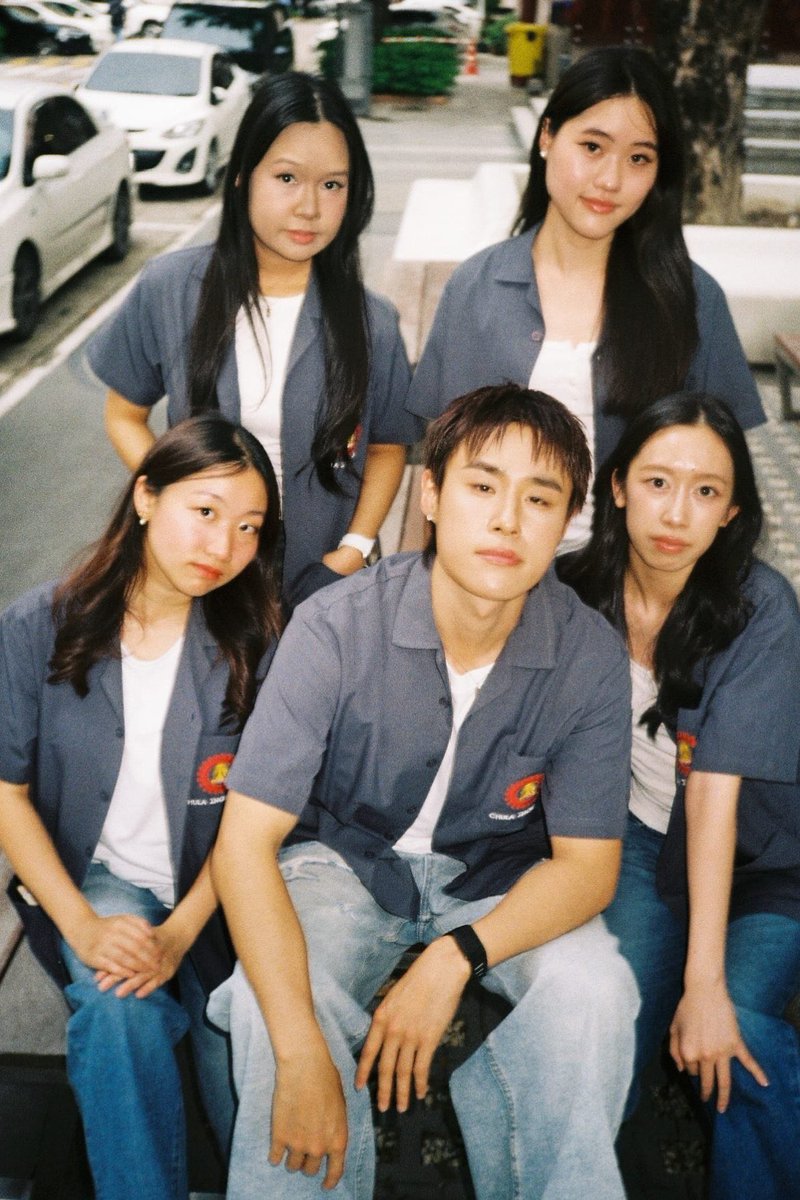 geminifourthz's tweet photo. ngebayangin di grup ciwi ciwi yg pd riweuh cari fotografer, cari spot foto, cari gaya foto, trs nut tinggal nurut dateng sm ikut patungan 🤣🤍 https://t.co/HV9YfpDP3w