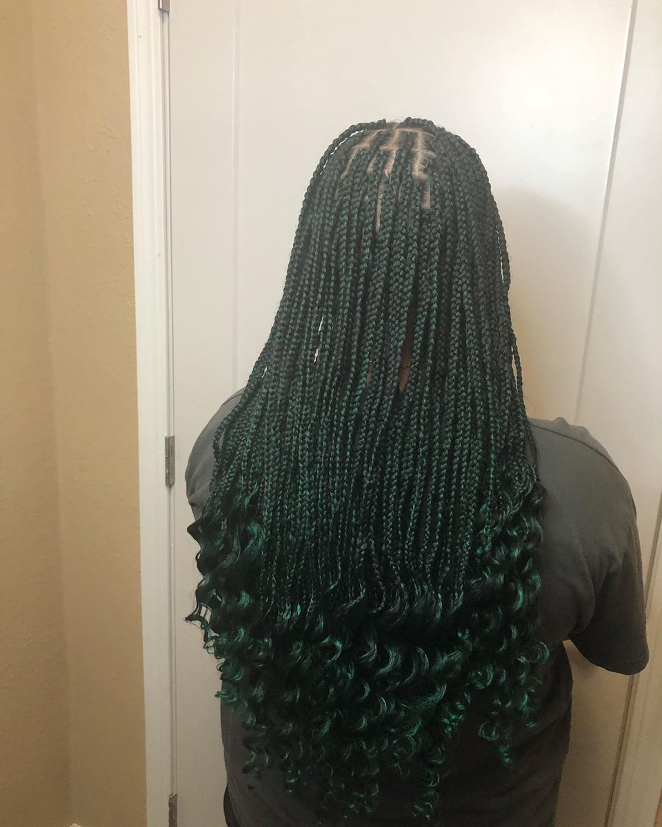BibiKeelyxwb's tweet photo. Tu niña está lista para el verano con trenzas africanas en verde, estilo box braids. Reserva tu cita hoy. https://t.co/UcptGmS0l1