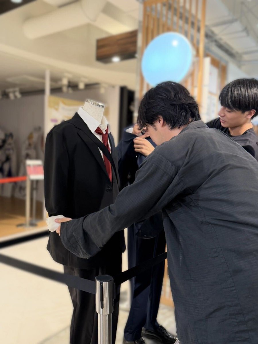 manga10_torico's tweet photo. 🚨「#キスは捜査のあとで」ドラマ＆原作 ポップアップストア🚔💋 at #マンガ展渋谷
https://t.co/gLwfi5nSDf

⋆⸜ ⸜  昨日！9月2日(水)  ⸝‍ ⸝‍⋆

🐙多古井平助 役： #渡部秀 さん
🐢塩野秀 役： #齋藤璃佑 さん
ご来店時の様子をさらに公開👏🏻✨

スーツの破れた部分をチェックする齋藤さん👀
渡部さんは自ら腕まくりの微調整をしてくださいました🥹

ご来場の際は、細部までお見逃しなく( ˶ｰ̀֊ｰ́ )੭"

#キスあと