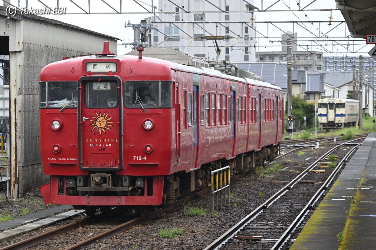 ebiphoto1115's tweet photo. 南宮崎駅に着いたら713系サンシャイン電車が留置していました。ちょうど後方には日南線キハ40の姿もあって、国鉄型車両の並びを見ることができました。

#713系
#サンシャイン電車 https://t.co/4967LPSaF1