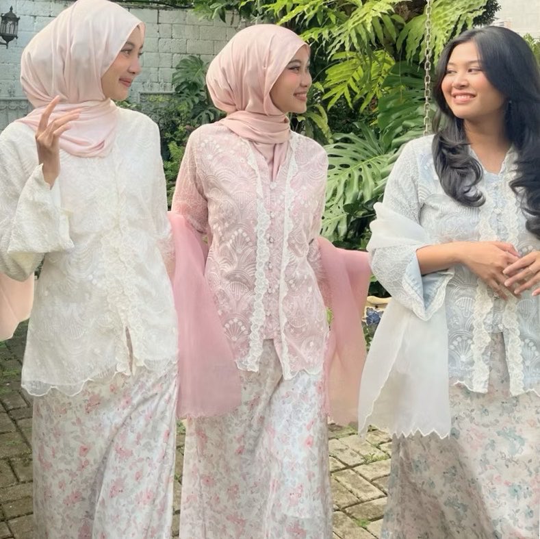 ciabjir's tweet photo. NDMY KEBAYA CANTIK BGTT‼️
lagi scroll oren nemu kebaya cantik gini, udah satu set sama roknya juga jadi ga ribet mikirin pake apa lagi deh https://t.co/EAGjoK28CX