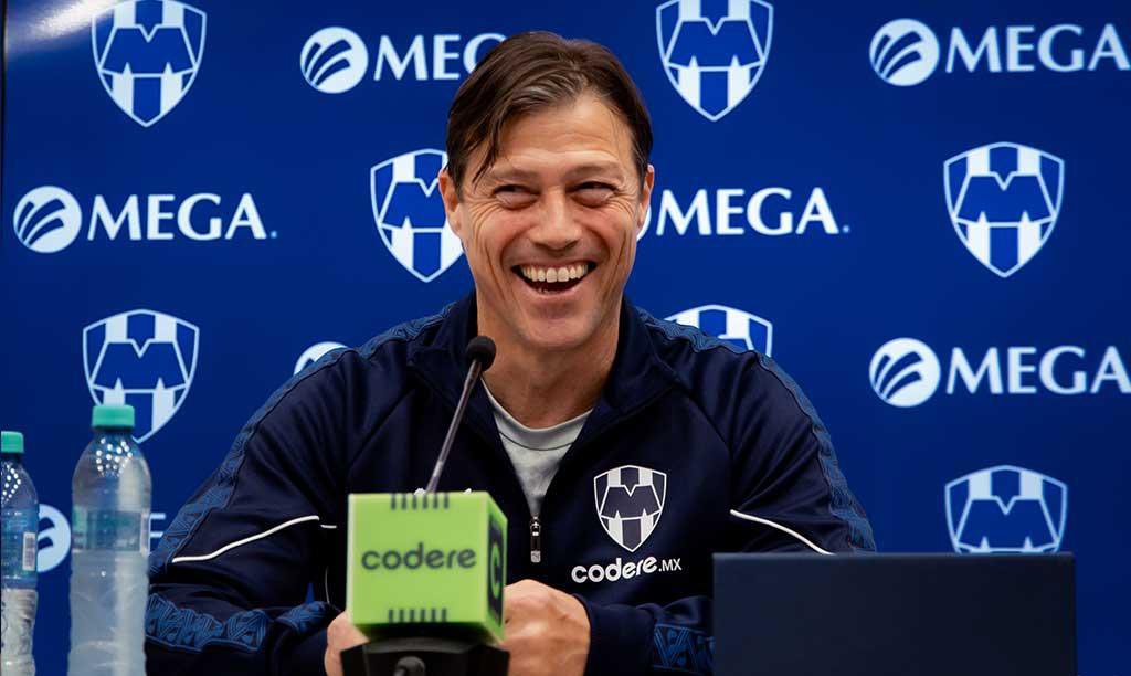 Rayadosdemadrid's tweet photo. 3 meses y ya nos pusiste en una final, viva el futbol del pelado Almeyda!! 
#Rayados https://t.co/iSWNXEHHEy