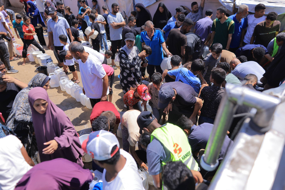 GivinghandAU's tweet photo. From the water trucks directly into the hands of families in need, every delivery matters. 💧🤍

Giving Hands continues distributing clean water across Gaza, bringing essential relief to communities facing severe shortages.

https://t.co/bSJxo9Vj3Q
#GazaRelief #GivingHands https://t.co/idNUG08xVA