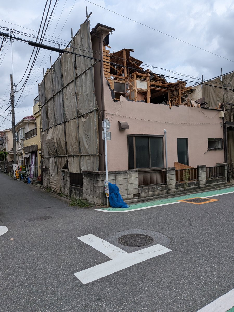9s0Q5jOFWMRTWcx's tweet photo. 今日は、休工のようです。
こんな状態で放置されていたら、少し強い風が吹いたら、諸々飛散して危なくないのか！？

看板を見たら、解体業者の代表者は、明らかに外国人のようですね。 https://t.co/hEMQUKtSEO