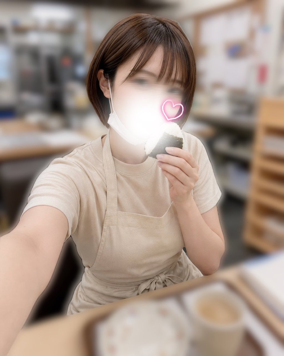 komugi_962's tweet photo. こんにちパン！🍞
ちょっぴり遅めのお昼休憩です〜！

朝からたくさん動いたので
お腹ぺこぺこでした😂

モグモグ食べて午後に向けて
しっかりエネルギー補給してます！

お昼ご飯を食べたあとは
眠た〜くなってくる時間ですよね…

眠気に負けずこむぎと一緒にパンがりましょうね✊✨ https://t.co/QIEVdy2F7p