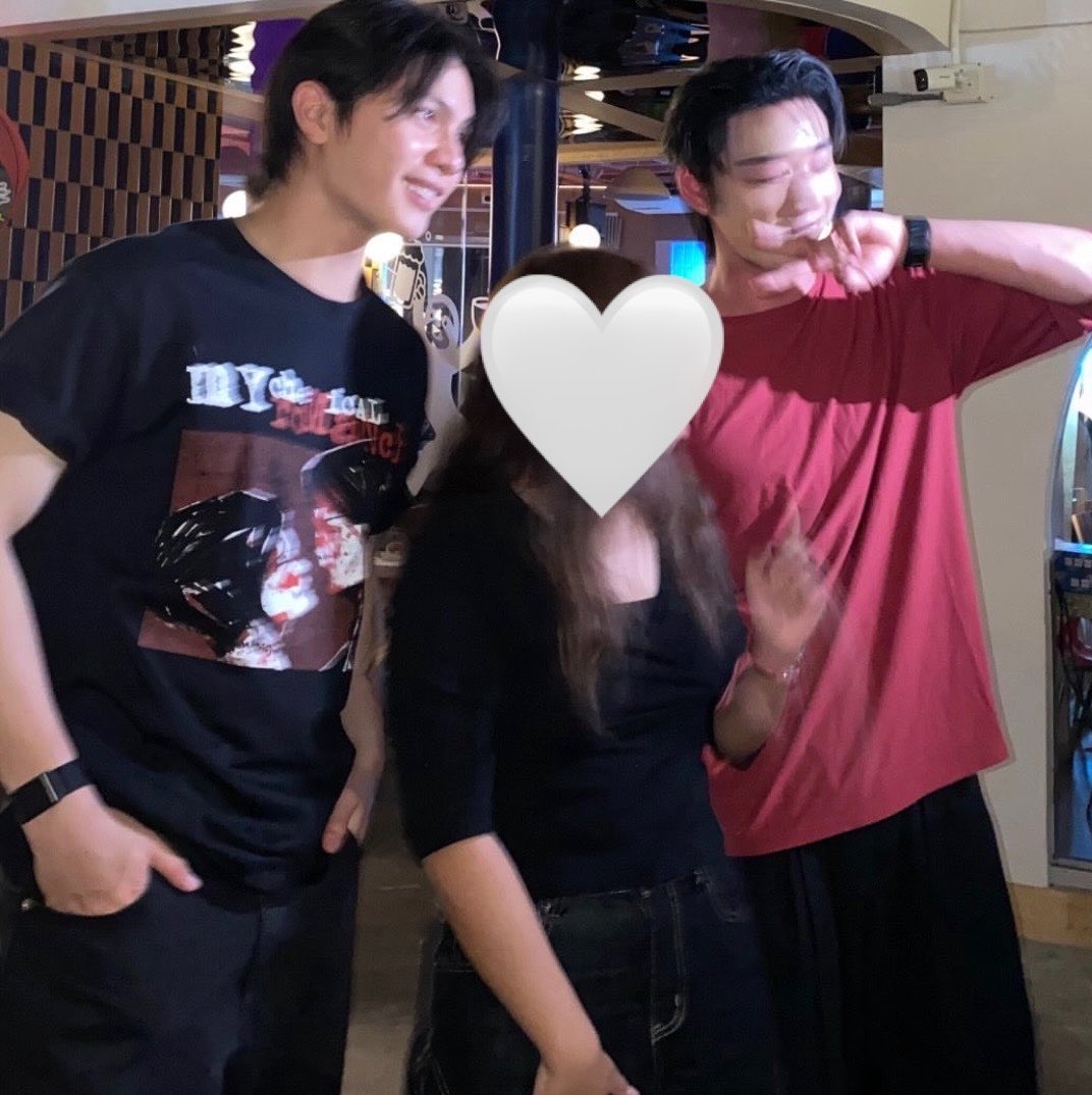 underthesamsky_'s tweet photo. ตั้งแต่มาถึงร้านแล้วเห็นแฟนตัวแดง พ่อชั้นฮีคุมแจเลยปะ เต้นอยู่ก็มอง ออกไปข้างนอกก็ไปด้วยกัน ถ่ายรูปก็ต้องโอบไว้ เค้าให้ร้องเพลงก็รีบร้องรีบลงจากเวที โอ้ย ไม่หายหรอกยัยเสื้อแดงเนี่ย ไม่ต้องกลัว ร้านมีอยู่แค่นี้ https://t.co/7DvZuCkxo5