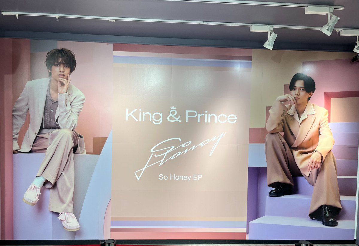 ren123Miii's tweet photo. 優雅な推し活✨
シブツタさん神です😭😭
可愛らしいお嬢さんティアラ👑の写真を撮ってあげたー🥰
何故かどちらも永瀬の頭が光る✨🤣
#SoHoney
#KingandPrince
#永瀬廉
#髙橋海人 https://t.co/927HKBOh3N