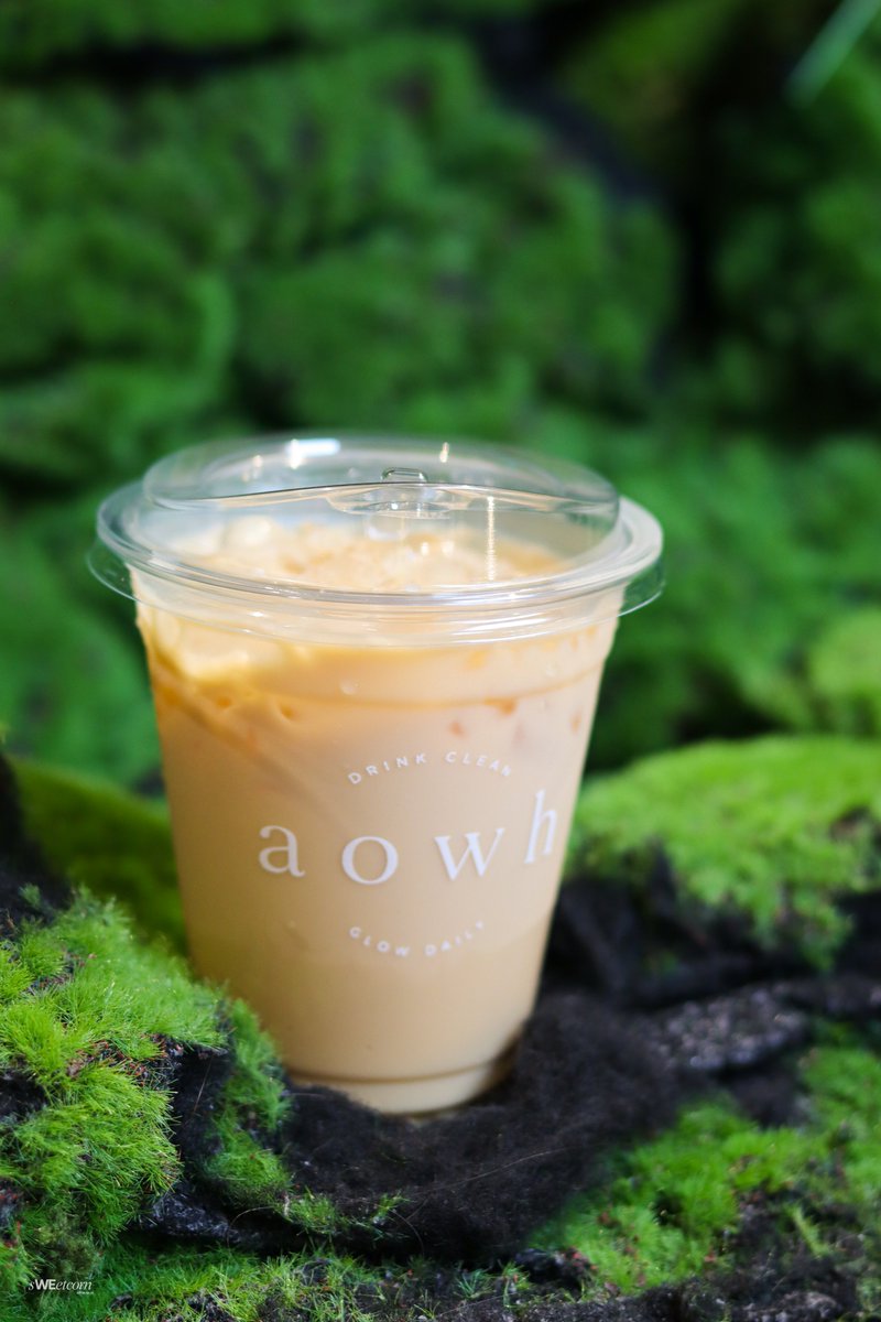 KornSwc's tweet photo. รีวิว #AOWH🥤🍋🍎🍌✨️

#NEXTOPIASTARTOPIAMARKET2026 #williamjkp

🫜 𝙋𝙞𝙣𝙠 𝘾𝙧𝙪𝙨𝙝
ส่วนผสมหลัก : บีทรูท แก้วมังกรสีแดง แครอท เสาวรส แอปเปิ้ลเขียว กล้วย
ความหวาน : ⭐️⭐️⭐️
น้ำแข็ง : ❎️

• เราชิมแก้วนี้ก่อนเพราะคิดว่าน่าจะหวานน้อยที่สุด Texture มีความหยาบ มีเนื้อสัมผัสให้เคี้ยวและมีความกรุบของเมล็ดเสาวรส สำหรับเราคือหวานพอดี คนชอบหวานน้อยกินแก้วนี้ได้ ส่วนตัวไม่รู้สึกถึงเสาวรสมากเท่าไหร่ ไม่ค่อยเปรี้ยวมาก อารมณ์เหมือนกินน้ำผักผลไม้รวม กลิ่นแครอทและรสแอปเปิ้ลเขียวกับกล้วยชัดที่สุด ใครอยากทานแบบเย็นๆขอน้ำแข็งมาใส่เพิ่มได้นิดหน่อยคับ😊

🥑 𝘼𝙫𝙤𝙘𝙖𝙙𝙤𝙤
ส่วนผสมหลัก : อะโวคาโด ไข่ผำ
ความหวาน : ⭐️⭐️⭐️⭐️
น้ำแข็ง : ❎️
*ถ้าสั่งกลับบ้านจะไม่ได้ไข่ผำ

• ออกตัวก่อนเลยว่าปกติคือเป็นคนไม่กินอะโวคาโด แต่เมนูนี้ถือว่าอร่อยเลย ชอบนะ มีความครีมมี่ๆมันๆนัวๆ ดูดไปครั้งแรกอาจจะยังงงๆ แต่ดูดไปดูดมาดันชอบแก้วนี้ที่สุด กลิ่นไม่แรงเลย หวานมันกำลังดี👍

🌾 𝙈𝙖𝙡𝙩 𝙆𝙞𝙨𝙨
ส่วนผสมหลัก : มอลต์ นมโอ๊ต อินทผลัม
ความหวาน : ⭐️⭐️⭐️⭐️⭐️
น้ำแข็ง : ✅️

• รสชาติหวานนำจากผงอินทผลัม หอมมอลต์ ให้ความรู้สึกเหมือนกินเมนูโอวัลตินเย็น ใครที่ชอบเครื่องดื่มหวานๆนมๆ แก้วนี้คือตอบโจทย์ที่สุด (พี่ๆเค้าเล่าด้วยว่าน้องวิงเย่มชอบเมนูนี้มากก☺️🤏)

*ทั้งหมดเป็นความคิดเห็นส่วนตัวนะคะ แต่ละคนอาจมีความชอบแตกต่างกันน้าา~♡