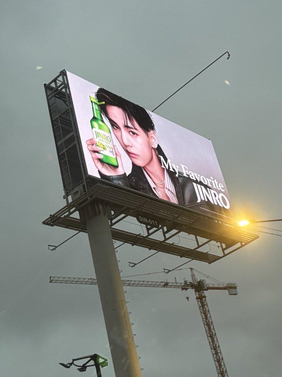 VPeru_support's tweet photo. [INFO]  KIM TAEHYUNG EN PERÚ

La campaña de JINRO x TAEHYUNG ya se encuentra en Lima. 🥹

Por primera vez, una campaña de una marca representada por Taehyung llega a las calles de Perú. 🇵🇪

📍 Av. Javier Prado Este, cdra. 11, cruce con Av. Nicolás Arriola.
Ref.: frente a OftalmoSalud / cerca de Cruz del Sur.
¡V EN LIMA! 😭

JINRO GLOBAL AMBASSADOR V KIM TAEHYUNG FOR JINRO #TAEHYUNGXJINRO #VXJINRO