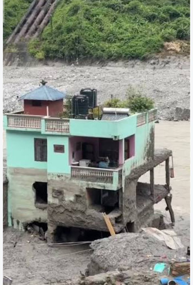 whatiam4u's tweet photo. C'est ainsi que la maison bleu clair du NÉPAL a résisté à la catastrophe 🛘 du 26 Août 2026 https://t.co/hW3SOCIVOP