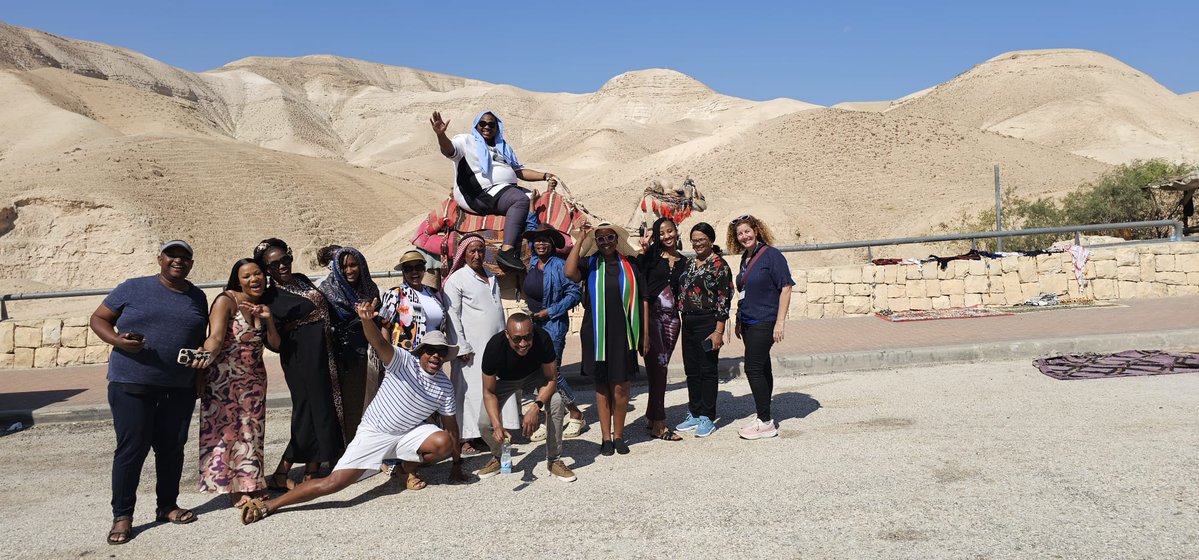 IsraelenFR's tweet photo. Une importante délégation de reines et de princesses sud-africaines, représentant plusieurs royaumes d’Afrique du Sud, effectue actuellement une visite en Israël. 🇿🇦🇮🇱

Au programme : des rencontres avec différentes organisations israéliennes autour de l’innovation, des technologies et du renforcement des liens culturels, afin de rapprocher davantage les peuples sud-africain et israélien.