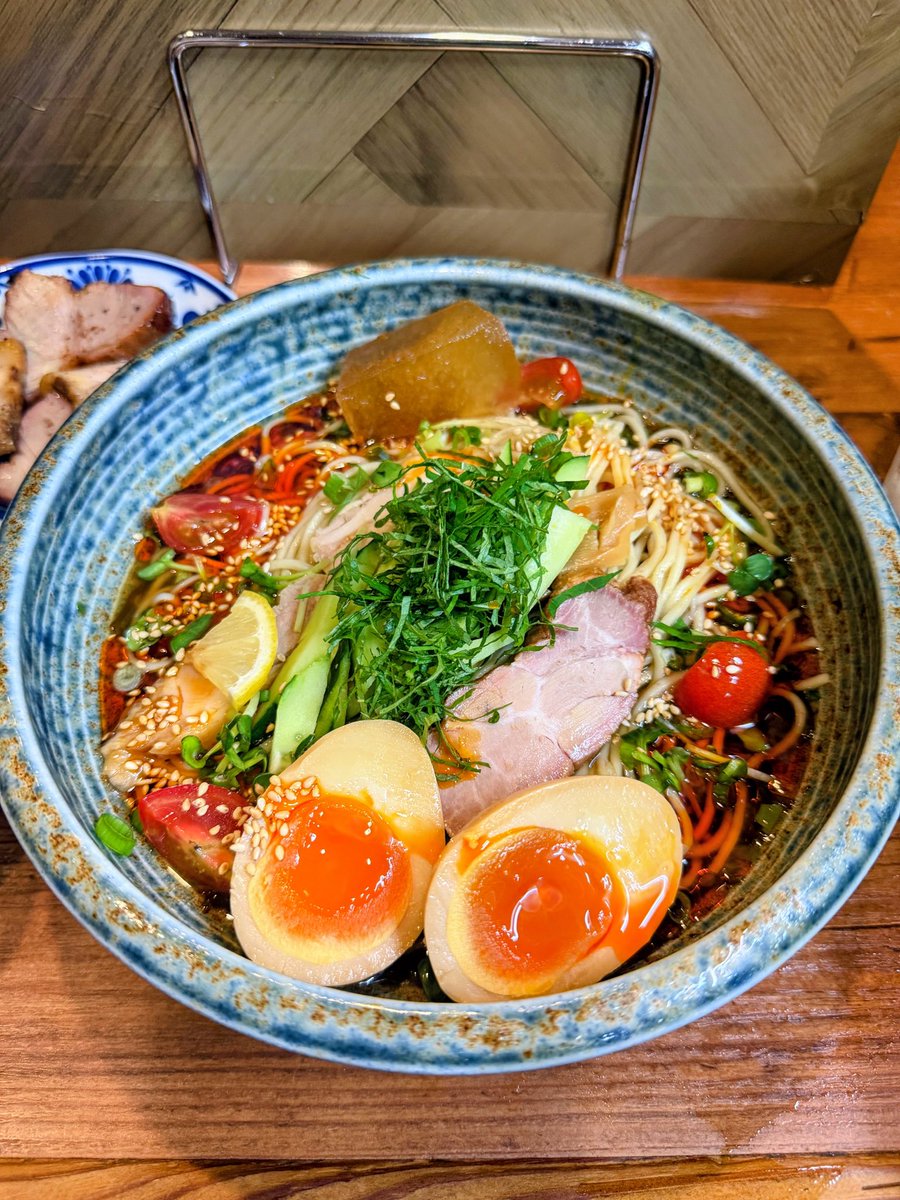 FBhF30xpoDH8TbB's tweet photo. 【麺処 びぎ屋】学芸大学

限定 沖縄もずくとめかぶの和風酸辣湯麺
チャーシュー
小ご飯

この限定を頂くのは2回目。
辣油がピリッと効いてて結構辛いところにもずくとめかぶがネバネバ纏って、更に大葉の爽やかさも加わり、賑やかな味わい✨
焼豚美味い！セルフチャー丼最高😆 https://t.co/rdMcZVG8dt