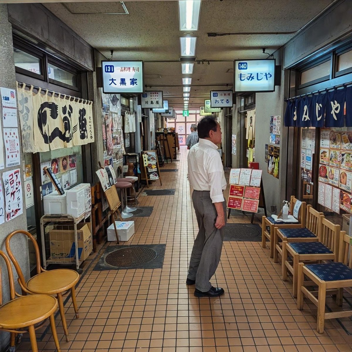 Tentfactory's tweet photo. 俺のB級グルメ　横浜中央市場で穴子丼

横浜生まれの当社ですが事務所は山側にありまして、なので、たまに市街地（港側）に用事があった場合は、新鮮な海鮮物を求めて市場でランチを食べる事があります
刺身盛りは当然ながら、普通に定食メニューも豊富

#横浜グルメ
#穴子 
#俺のb級グルメ https://t.co/nhnHqpklG1