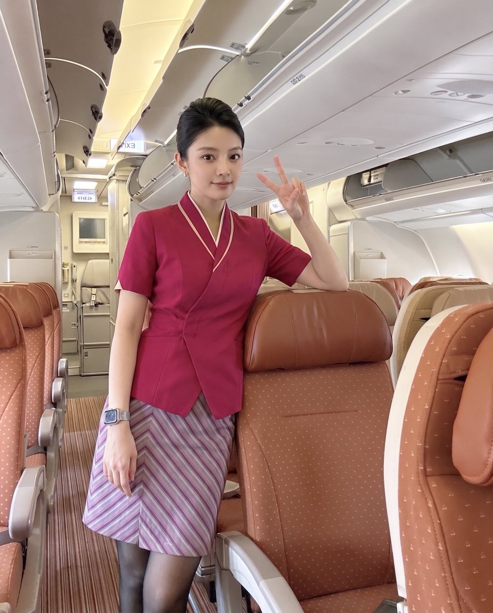 RailtonGill's tweet photo. 飞完四段满客航班，制服衬衫早就被汗水浸得半透，突然想找个人帮我揉揉脚 https://t.co/6UrPW7ZkgH