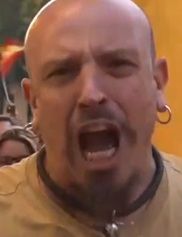 Yo_Soy_Asin's tweet photo. Han detenido ya a esta persona que agredió en directo a un reportero de RTVE?? 
O la policía tampoco lo encuentra??.... https://t.co/oBVMew8Ndz