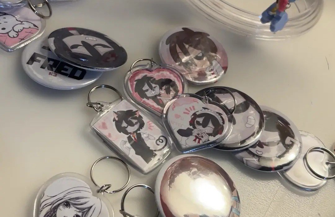 anonxever's tweet photo. La chica que le encargué mis cositas de Fred para mi ita bag me mandó un adelanto AWwadws LO MOSTRARE TODO CUANDO LOS TENGA #fredteamo https://t.co/1aof0fcwIV