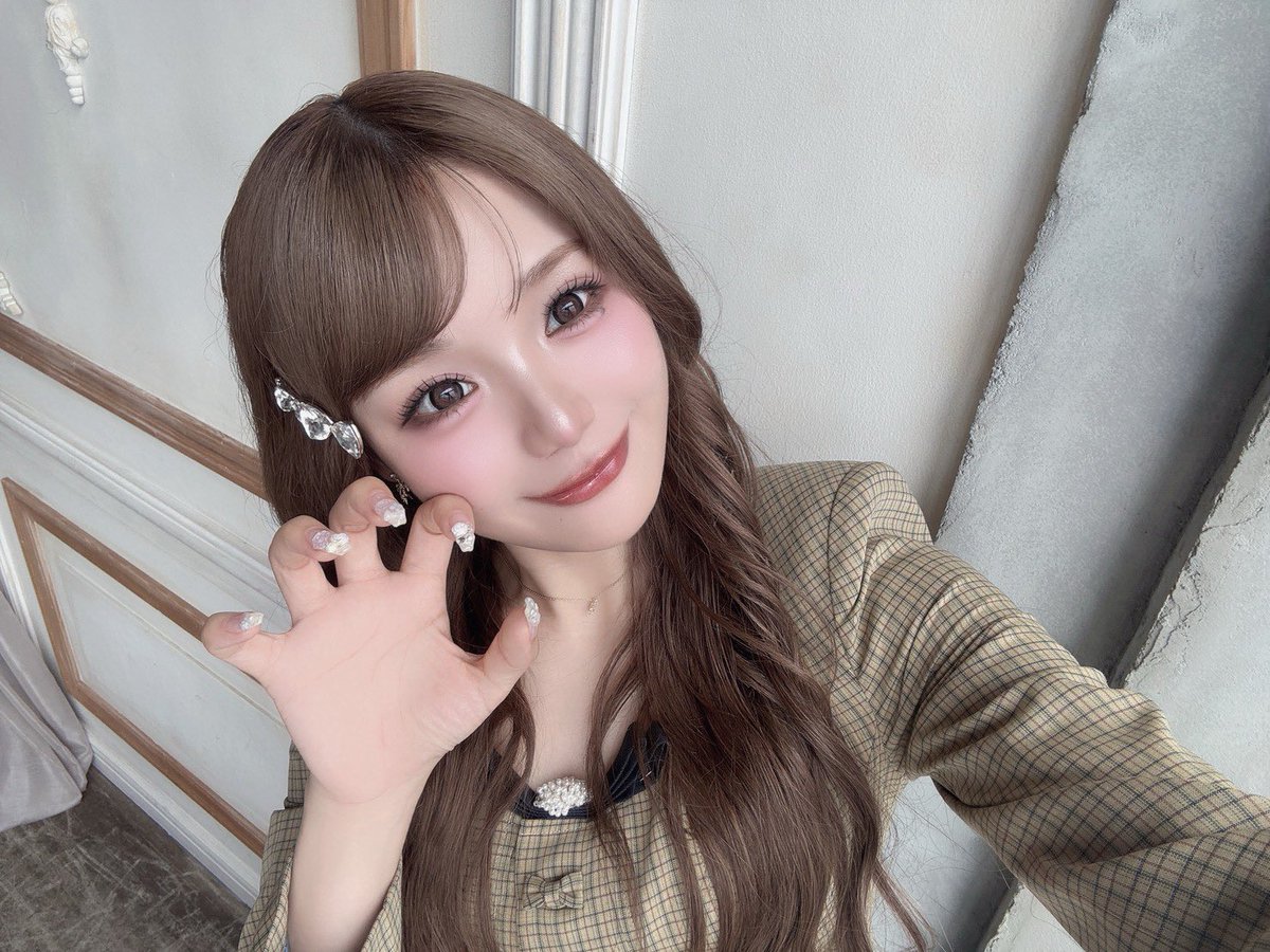 Refrear's tweet photo. ❥・・ ┈古澤里紗 × ぷるつやシロップ┈ ・・❥

里紗ちゃんからセルフィーが届いたよ🍯.𐩢𐩺

一瞬で今っぽ盛れ顔になれる垢抜けベージュ
ぷるんとした立体感で盛れもつやもひとり占め♡ https://t.co/BmfbYeon9X