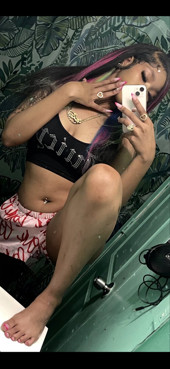 unkwnobsession's tweet photo. just in bed scrollinggg , 
wondering whyyyy my feet are so pretty😩 https://t.co/M1rN1Fleat