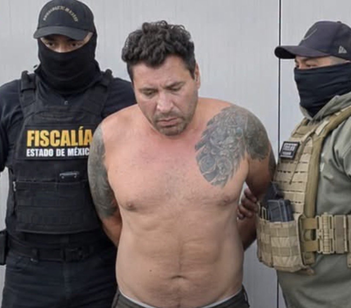 Eduardo_DSales's tweet photo. Sebastián Rosen llegó a 🇲🇽 de Argentina con permiso de 90 días se quedó años alcanzo el éxito económico x la extorsión y el fraude y despojar a mexicanos. 

Torturo y acribilló a un perrito, una niña y una mujer embarazada. Si esto no modifica la ley migratoria, nada lo hará. https://t.co/BP1t66Jj9c