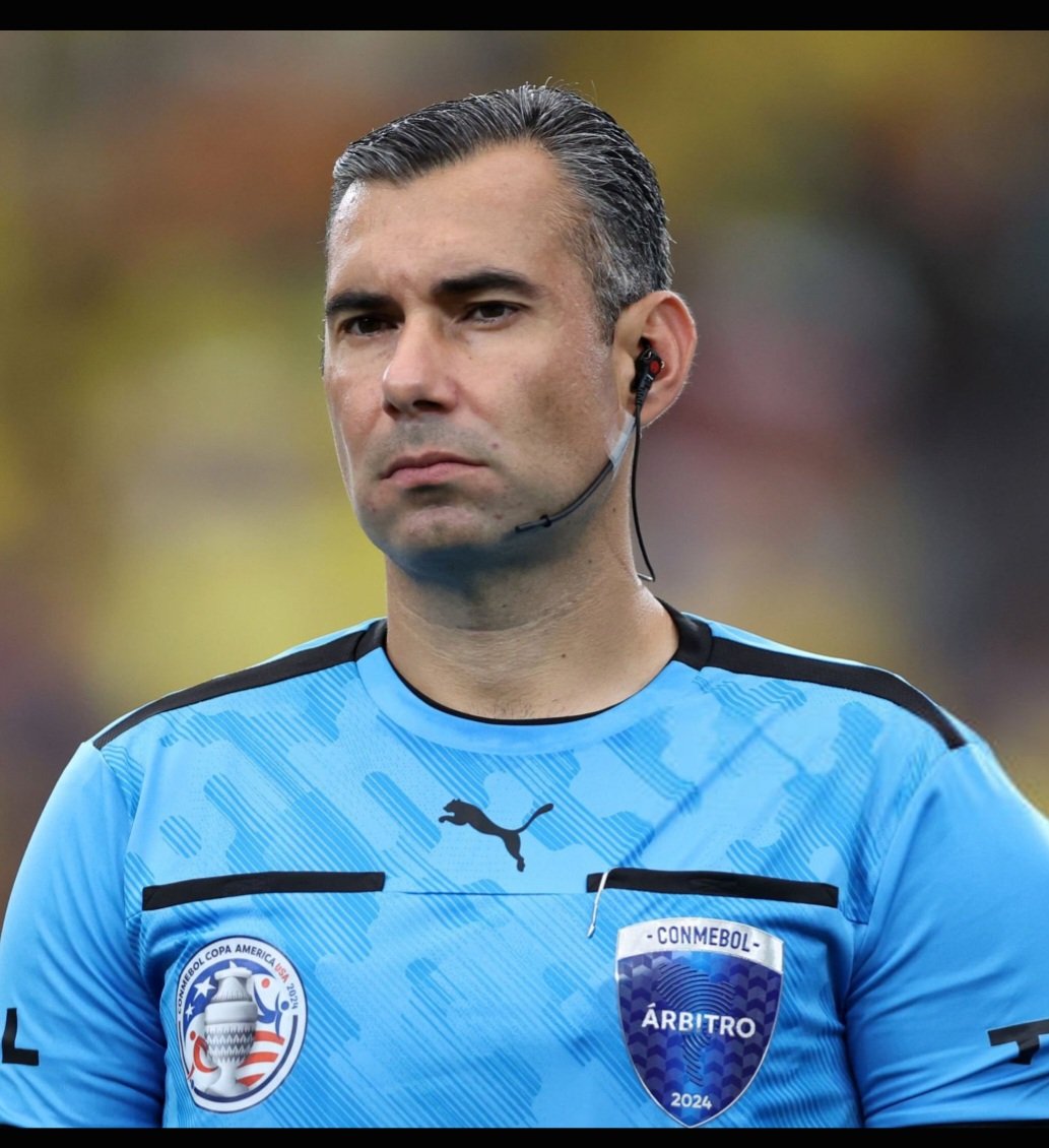 Brody_Renteria's tweet photo. INEPTO!!! El arbitro Mario Escobar que perjudica al @ClubAmerica  no marca un penal a favor de las Águilas y le regala uno al monterrey , por supuesta falta contra Orbelin. 

Sea como sea,  es el primer #fracaso de Almada con el America, que tiene la obligación de ganar  todo lo que juegue. 
🦅🦅