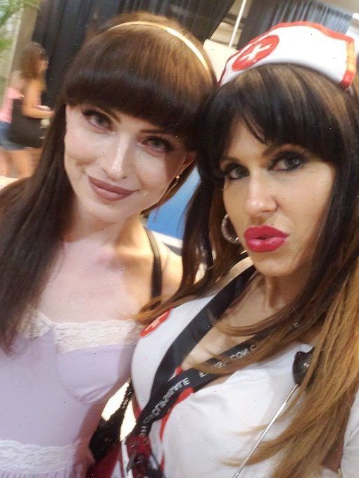 Natalie_Mars192's tweet photo. straight men… are u actually into trans girls, or just sexually attracted to us? https://t.co/aWpr3evehE