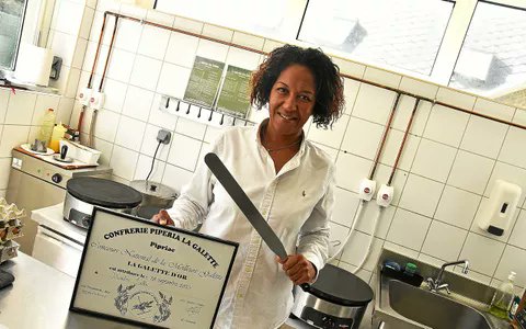 ImpactMediaFR's tweet photo. 🚨🇫🇷 FLASH

"TROP NOIRE POUR ÊTRE BRETONNE"

"LES NOIRS À L’ABATTOIR"

Joëlle Dambo, 51 ans, championne de France de la meilleure galette de blé noir et gagnante de l’émission "Le Meilleur de la crêpe" sur France 3, subit depuis sa médiatisation un déferlement d’insultes racistes.

"Tu es un singe", "une négresse", "retourne dans ton pays", "les Bretons n’ont jamais été noirs" ou encore "une Bretonne après la canicule" : de nombreux messages ont été publiés sous des contenus la concernant, principalement sur Facebook.

Française originaire de Martinique, Joëlle Dambo vit en Bretagne depuis plus de 30 ans. Son fils y est né et elle tient depuis 2025 une crêperie à Gomené, un village d’environ 500 habitants dans les Côtes-d’Armor.

Dans le village, d’autres faits particulièrement inquiétants ont également été rapportés.

Une voisine noire de Joëlle Dambo a reçu une pierre lancée dans l’une de ses fenêtres.

Des chants racistes "LES NOIRS À L’ABATTOIR" ont également été entendus près du village.

Plus récemment, des affiches "Je ne suis pas un singe", installées devant la crêperie en soutien à Joëlle Dambo, ont été arrachées dans la nuit.

La crêpière dénonce également le manque de soutien qu’elle estime avoir reçu de la part de certains élus locaux, notamment du maire de Gomené.

"On m’a conseillé de me taire après tout ça, mais je le refuse."

Le maire, Mickaël Leveau, a de son côté porté plainte contre elle pour diffamation.

Joëlle Dambo a porté plainte auprès du Pôle national de lutte contre la haine en ligne.

"Ils ont voulu faire de moi une cible, je vais m’employer à faire des responsables de cette haine des prévenus et des condamnés."

(via Libération)