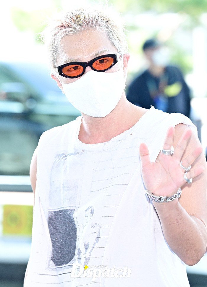 eramoreugedda's tweet photo. 🇰🇷✈🇺🇲
Safe flight BIGBANG  💛❤️💙 https://t.co/UWqcNAnCgQ