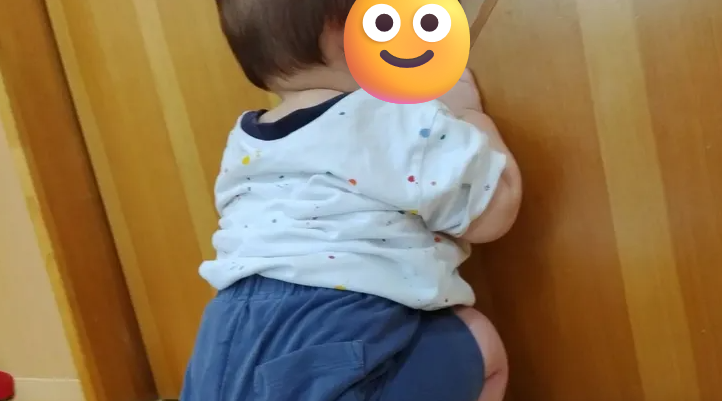oharanohoikuen's tweet photo. 【もずめこども園：ブログ】えがおの窓
廊下にプール遊びの準備をしに来るお兄ちゃんお姉ちゃんをお部屋のドアの小窓から「何してるのかな？」と一生懸命のぞく赤ちゃん。反対側の廊下からもひょっこりのぞいてくれると、自然とあたたかい笑顔が集まるすてきな小窓です。
https://t.co/EeMQ6nHTdu https://t.co/gFydq7i9kP