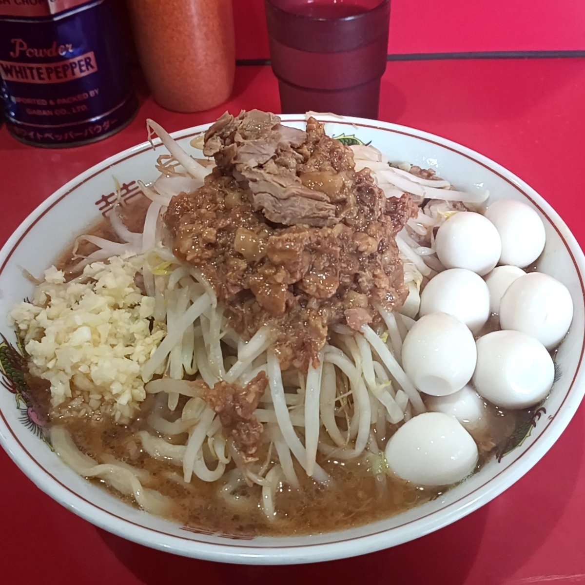 darksid45646243's tweet photo. てってけてー
なんそれ
ラーメン二郎千葉店
ラーメン小　麺硬め
うずらＷ
コール　ニンニク
アブラマシ
でチョンマルマシソヨ✨️

外並び🍐中待ち２番手からの
硬めオーダーで
前何人かをぶっちぎって
着丼🍜🐷
その間に中・外待ち10名

過去イチ美味くて白目👼
ノンフーフーde爆速完食
@jiro_chiba https://t.co/wHVzVGHD1w