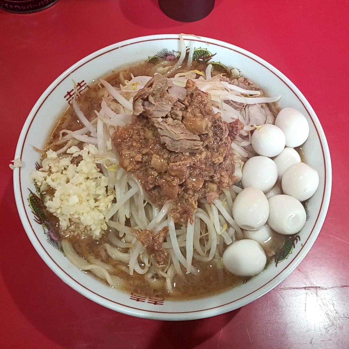 darksid45646243's tweet photo. てってけてー
なんそれ
ラーメン二郎千葉店
ラーメン小　麺硬め
うずらＷ
コール　ニンニク
アブラマシ
でチョンマルマシソヨ✨️

外並び🍐中待ち２番手からの
硬めオーダーで
前何人かをぶっちぎって
着丼🍜🐷
その間に中・外待ち10名

過去イチ美味くて白目👼
ノンフーフーde爆速完食
@jiro_chiba https://t.co/wHVzVGHD1w