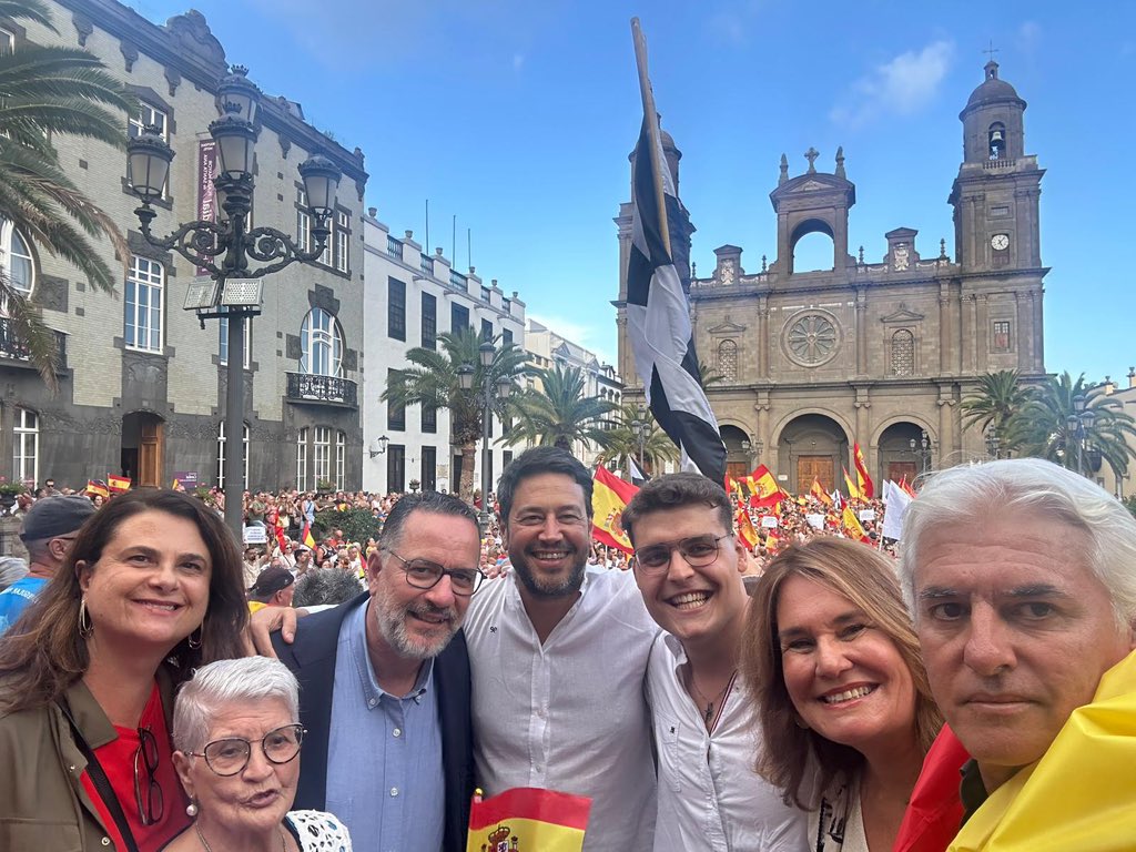 JimenaLPGC's tweet photo. 🇪🇸 #LPGC está con Ceuta.
📢 Los ciudadanos han enviado un mensaje claro a Pedro Sánchez: Ceuta no se vende.
🗣️ Mientras unos callan y son cómplices, los ciudadanos han decidido alzar la voz.
💪🏻 España se defiende. Ceuta se defiende. https://t.co/14HYHP96bj