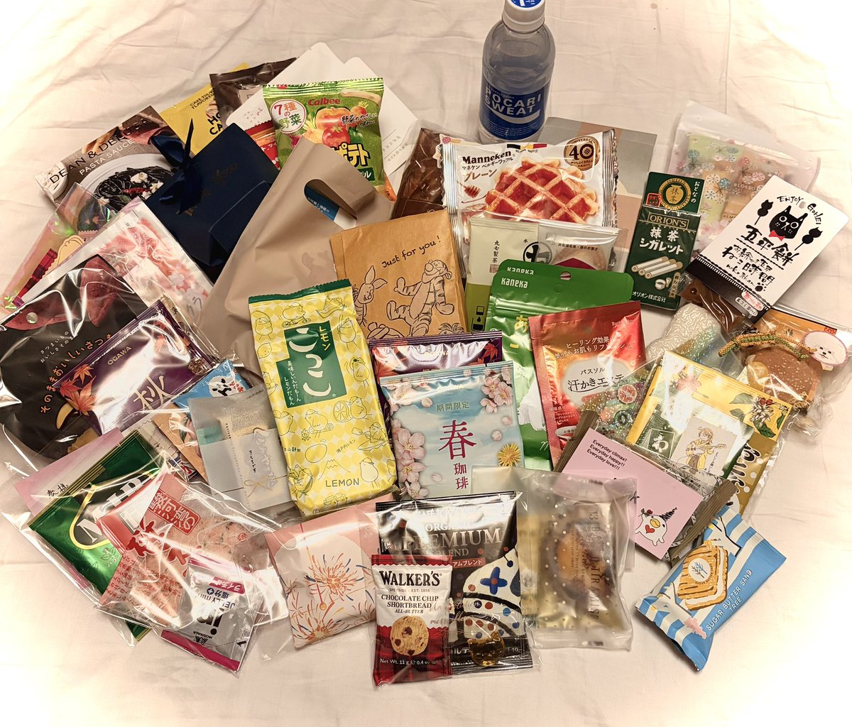 kanade_138's tweet photo. 大変遅ればせながら、先日はありがとうございました😊頒布物を増やした上に諸々準備不足で不手際ありましたらすみません。万一お取り置きいただいた方で、間違えたお品お渡ししていましたらご連絡ください🙇ただ遊びに来ただけのはずの神絵師を売り子さんに据えた時点で近々私には天罰が下るに違いない https://t.co/ySdCEZ0hYE