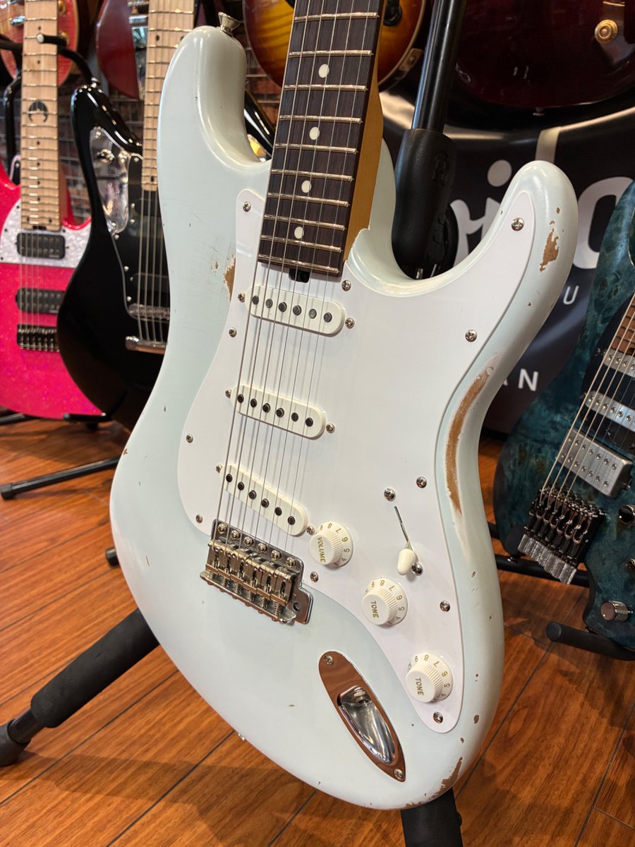 AikyokuOfficial's tweet photo. 【アピタ長久手店】
▫️#RedHouse SPL Piccola S.SSS
SBL Heavy Aged
レッドハウスのポテンシャルは
そのまま、コスパに優れた
SPLシリーズ👍‼️
レッドハウスならではの
音の太さ、響き方、鳴り、
外観も含め、弾いた瞬間に
手応えを実感できる仕上がり‼️
デジマート👉
https://t.co/UItRBoFNOa https://t.co/ASxx1cYWpQ