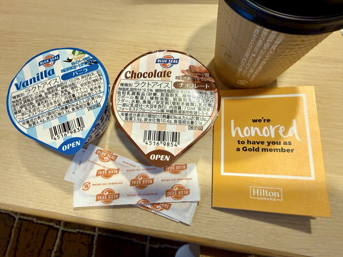 emi_274a's tweet photo. そしてスタッフさんに
お飲み物とアイスはお部屋にお持ち帰り頂いて大丈夫ですよ😊
と声掛けて頂いたので、ついついアイスを4種類コンプリート😅
体重計乗るのが怖い😱 https://t.co/FwohKKrec7