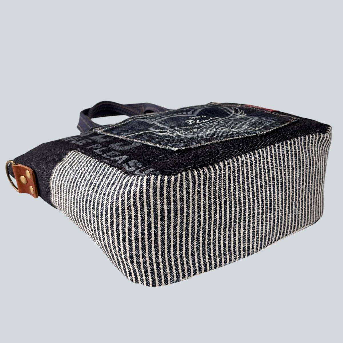 takitakiko's tweet photo. デニムとジンリメのボーダースクエア2wayトートバッグ

⭐︎本日の新作⭐︎

https://t.co/16XcOwRRc6

国産デニムとユーズドジーンズを使ったコンパクトな2wayバッグ♡

ただ今minneにアップしました😃

#ハンドメイド
#minne https://t.co/bbpuyFJJI5