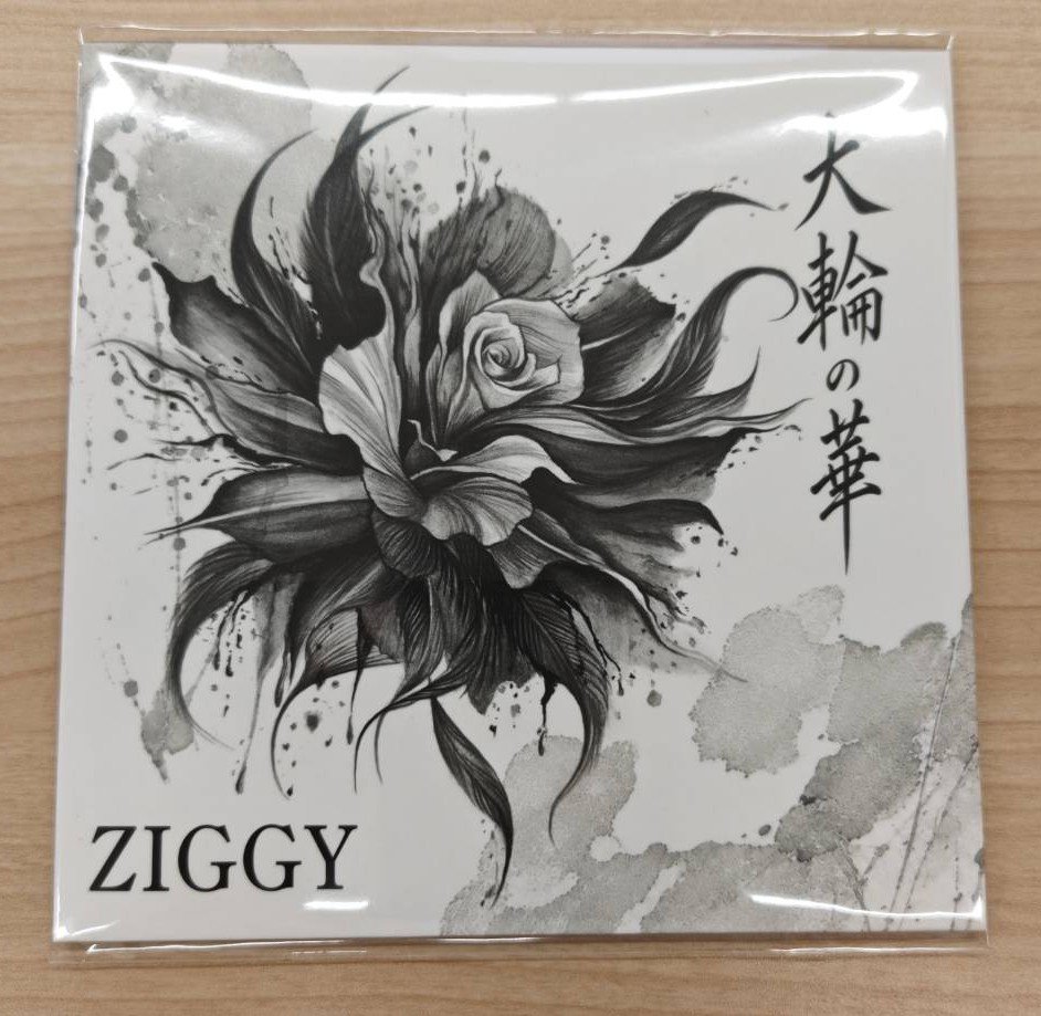 morishige_st's tweet photo. 「大輪の華」完成しました‼
数年前からソロの弾き語りで歌ってきたこの曲。 ようやくZIGGYの音として 形にすることが出来ました。
9月から始まるツアーで みんなに届けたい。
その想いでZIGGYチーム一丸となって ここまで辿り着きました。
間に合ったよ‼
ステージでこの「大輪の華」を咲かせられる日を 楽しみにしています🌹

ZIGGY REBORN TOUR
全箇所SOLD OUTしているようだね👍️
みんなありがとう‼🎸

#ZIGGY
#森重樹一
#LIBERA
#ju-ken
#emma.a.d