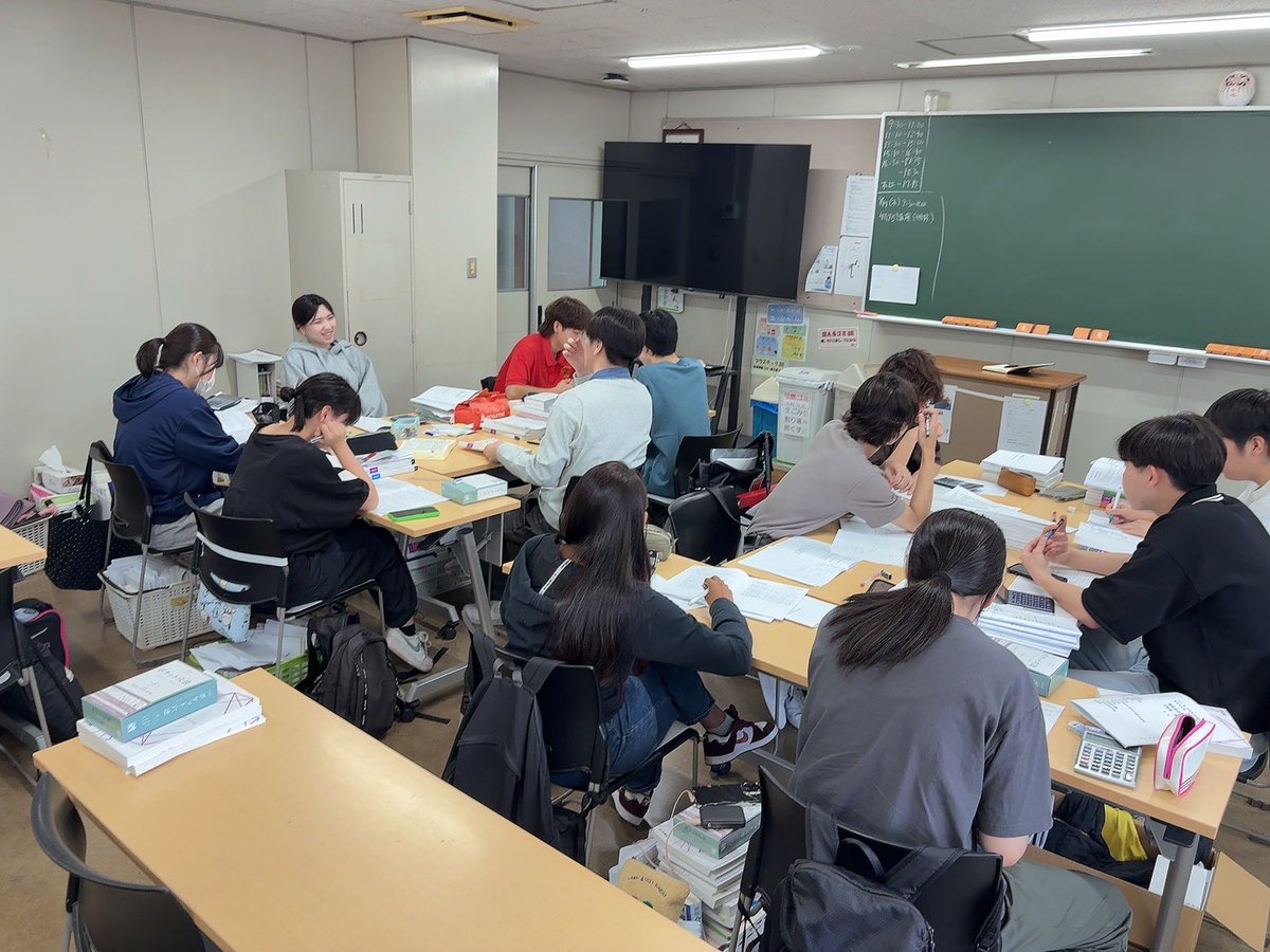 tokyoitkaikei's tweet photo. 夏休みが明けて、会計士コースでは新しい科目の授業がスタート！
1年生は2年生以上の先輩たちと合流し、ゼミ学習にも積極的に取り組んでいます。
仲間と学び合うことで理解もぐっと深まります。
12月の公認会計士短答式試験に向けて、みんなで励まし合いながら頑張っています！ https://t.co/eV4Pa6YhEg