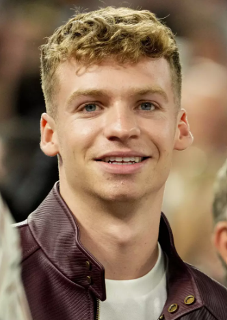 Agedo_Memoria's tweet photo. Léon Marchand (né à Toulouse en 2002)
Fils de nageurs olympiques (Xavier Marchand et Céline Bonnet), quadruple champion olympique à Paris, recordman du monde du 4 nages, entre autres, il est parfois décrit comme "le nageur générationnel" de son époque. Une référence mondiale et force tranquille de la natation française.