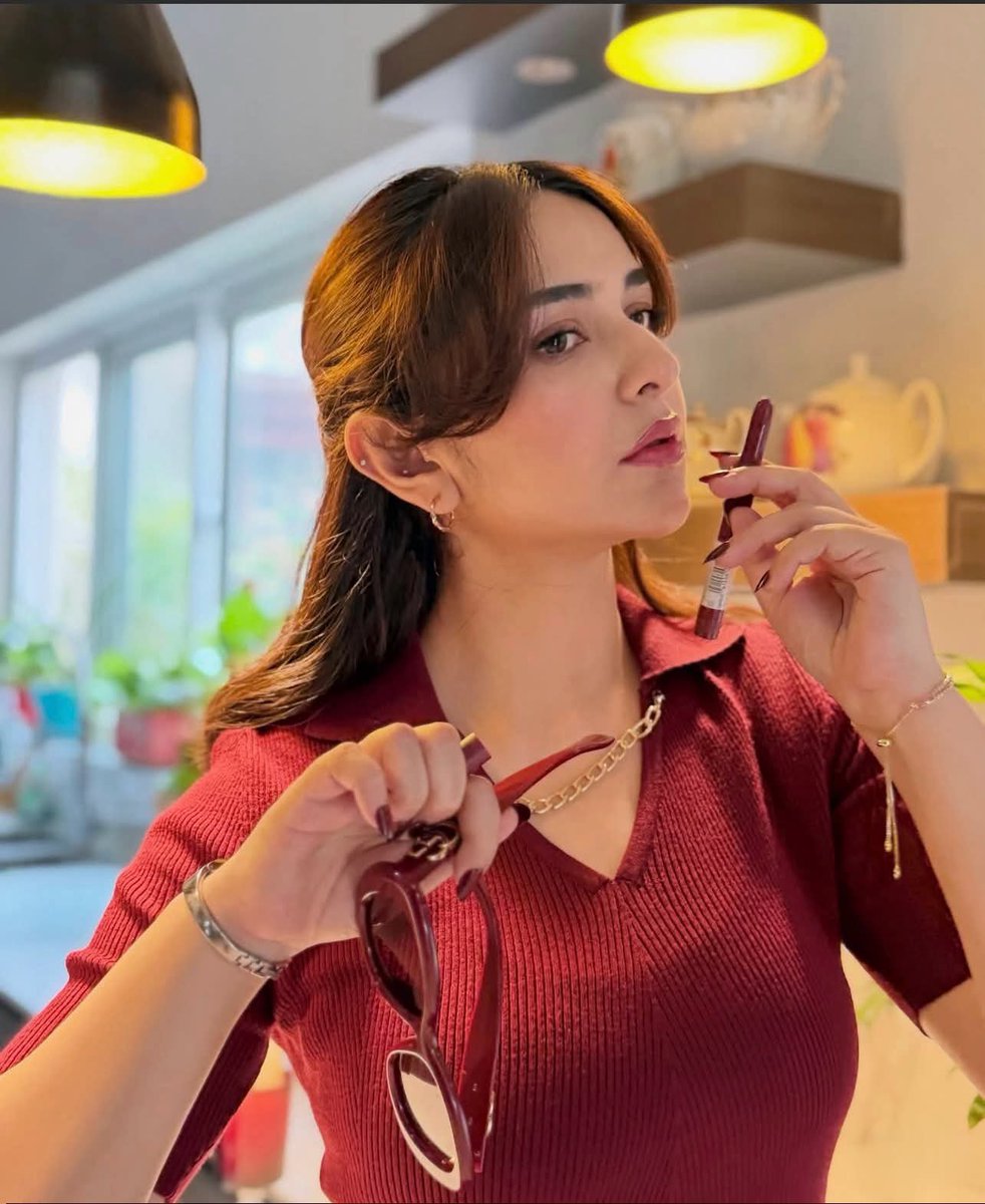AroobaK97650's tweet photo. Yumna Zaidi looking absolutely gorgeous and owning every frame ✨❤️
#YumnaZaidi #Gorgeous #Queen #StyleIcon #CelebLook https://t.co/vaThQP3Skg