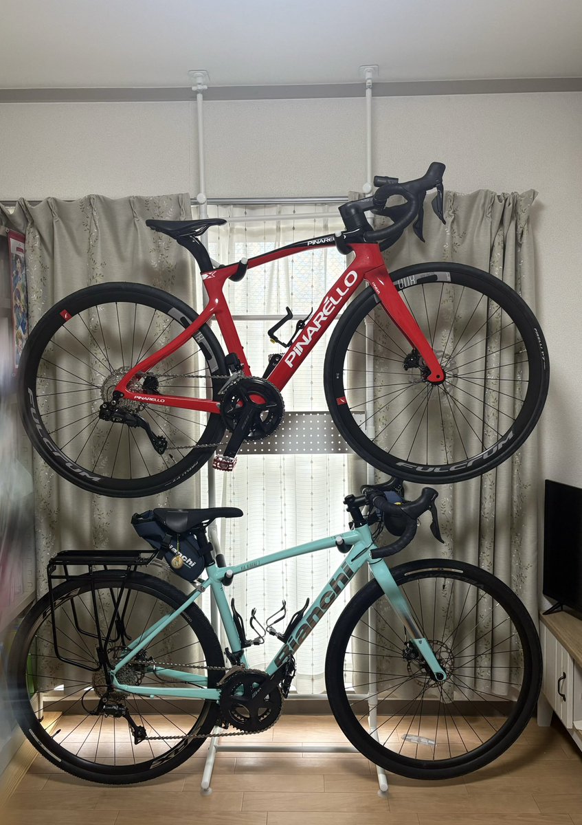 2join_92's tweet photo. @ohagioisii_oO 写真だとわかり辛いですが、床にも互いの車体にもギリギリ当たらずに掛けられてます😂ビー太を出し入れする時にちょっと当たりますが、ま〜許容範囲です😂 https://t.co/5AJ0tMMSdF