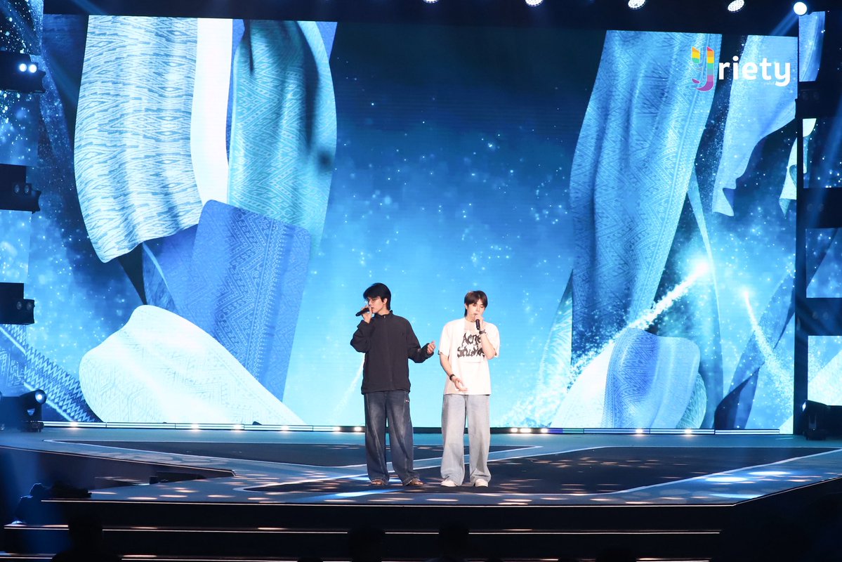 Yriety's tweet photo. ภาพบรรยากาศช่วงซ้อมโชว์สุดพิเศษของเหล่าศิลปินในงาน “Y Entertain Awards 2026” 🪷 อย่าลืมมาเจอกันน้าา~

#YEntertainAwards2026
#ICONSIAM https://t.co/1EOX0wCPUm
