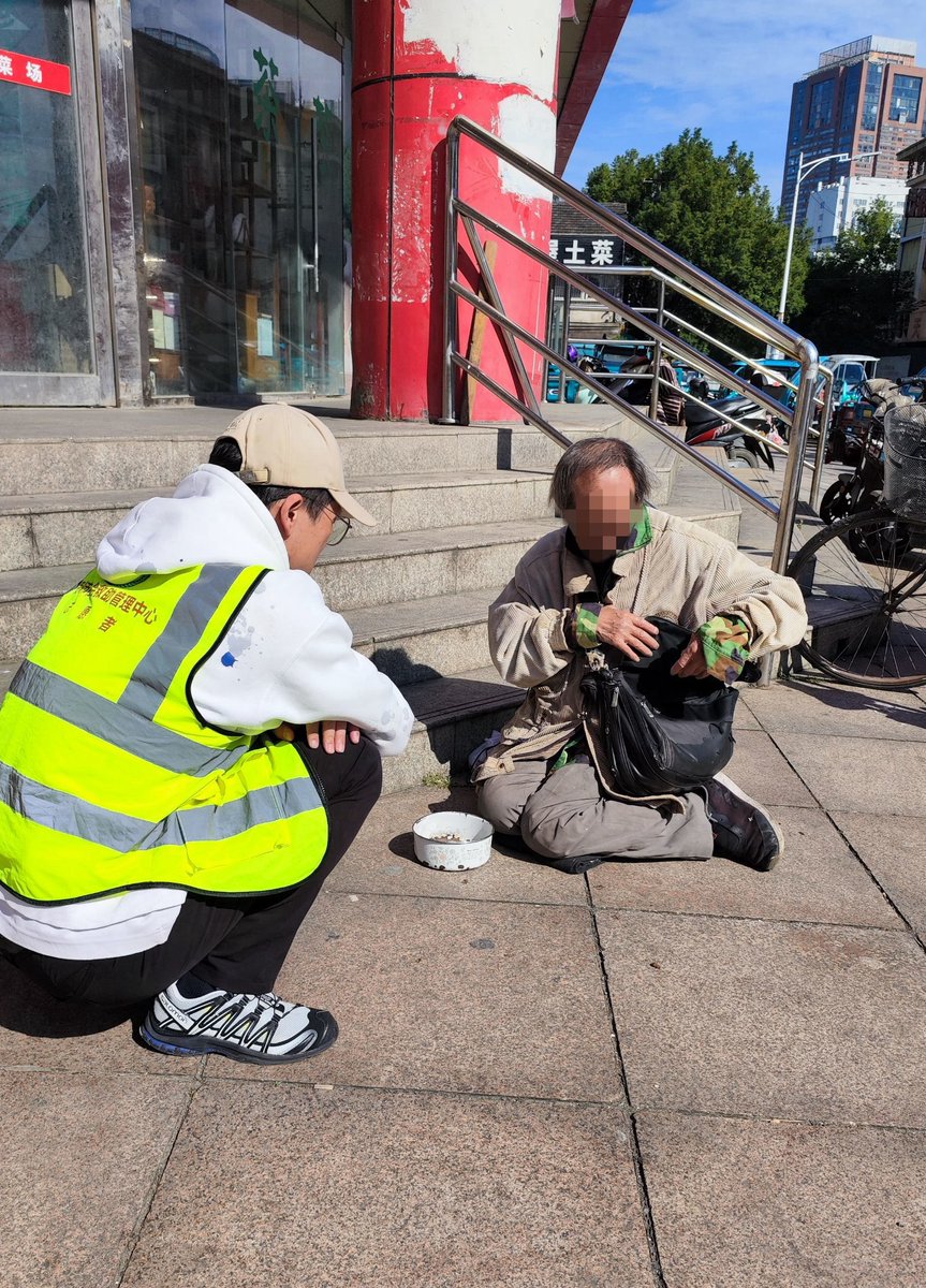 adiljatt5's tweet photo. A stranger noticed my broken shoelace while I was rushing to work, stopped to tie it neatly for me, no words needed—just small kindness that made my whole day brighter. https://t.co/DORNLYvEIj