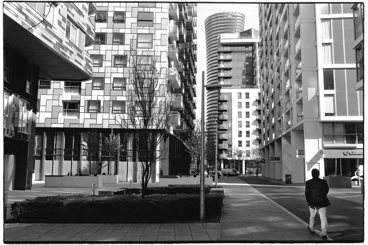nicholas_sack's tweet photo. Figures in the city
Lanterns Way, London, 2019
Silver gelatin print
#streetphotography #urbanphoto #cityphoto #Londonphoto #Londonstreetphoto #London #IsleofDogs #man #solitary #city #docklands #urban #urbanlandscape #figure #apartments #towers #blackandwhitephoto #film #bnw https://t.co/D37gxl6Xp8