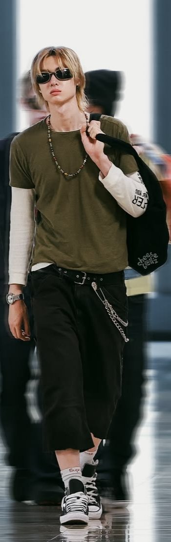 seonghyecon's tweet photo. I’m obsessed with every style Martin wears https://t.co/a3489smDdR