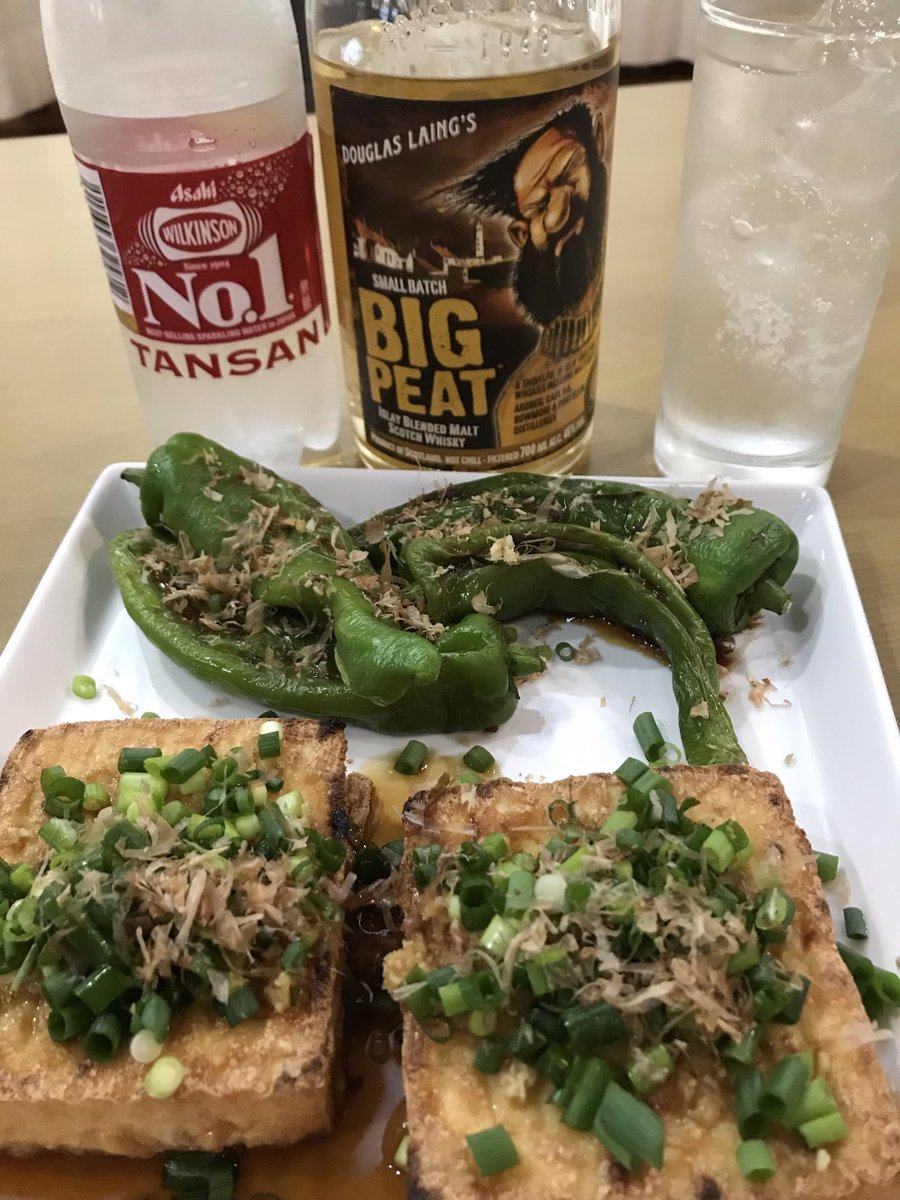 pomerol_osamu's tweet photo. 本日の晩酌。
Big Peatソーダ割り。
ツマミは甘とうの焼き鳥タレ焼きと厚焼き。
#晩酌 #BigPeat https://t.co/6NqyJx6rLy