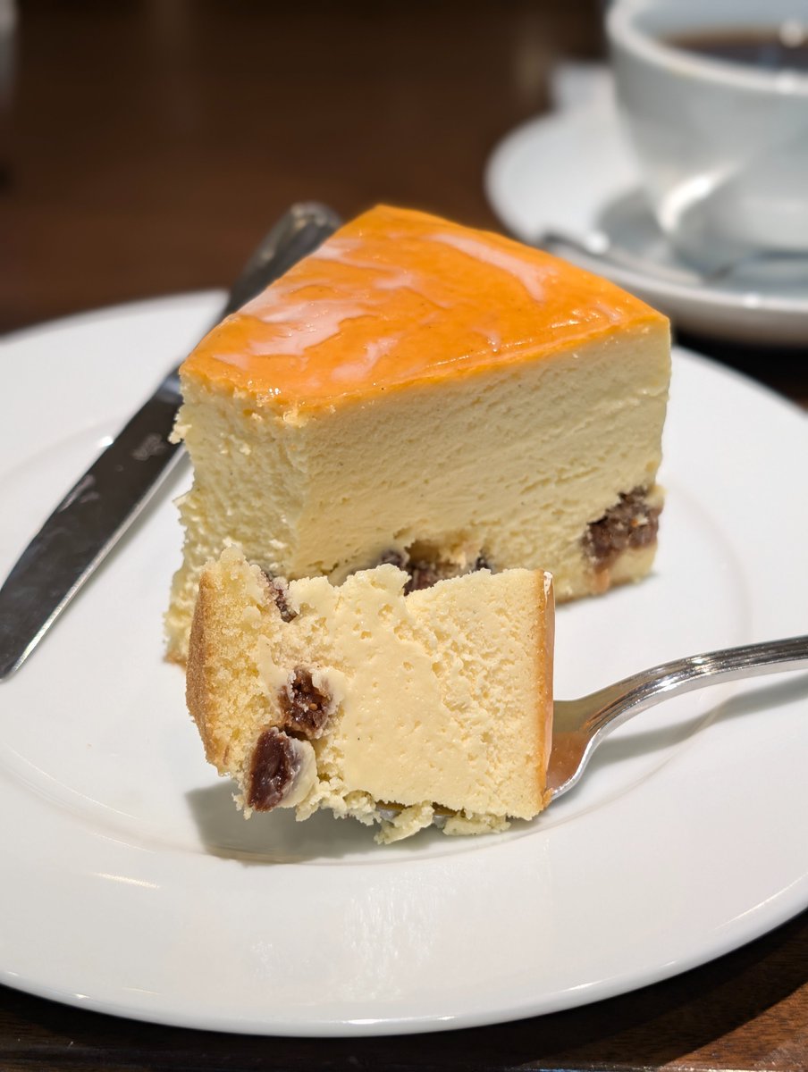cheesecakenet's tweet photo. ハーブス（HARBS）のニューヨークチーズケーキがリニューアルして新登場。ヨーグルトソースを表面に、本体はマスカルポーネとクリームチーズを使っており、また底には、ラムレーズン、イチジクも。以前のも好きでしたが、味と食感の彩りが一層増して、より楽しいチーズケーキになりました。 https://t.co/PbcsHedJM9