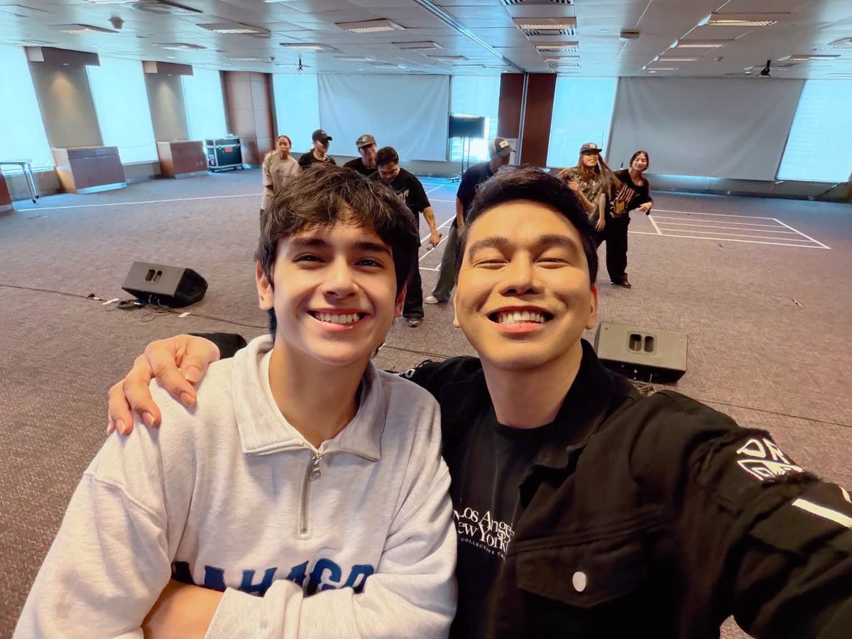 NoonasOfHeath's tweet photo. Heath with Sir Rox…We’re so excited for whatever surprises you have in store for us this coming HEATH’S TIME! 💙👀

Haven’t secured your ticket yet? Mind getting your ORCHESTRA ticket through this link! 🎟️: https://t.co/mMBuhU2hsV

Parang familiar yung sweater… diba, Noonas? 👀🫣

⛓️‍💥 https://t.co/KMgu3VsiWY

#HEATHSTIME #HEATHJORNALES #NOONASOFHEATH