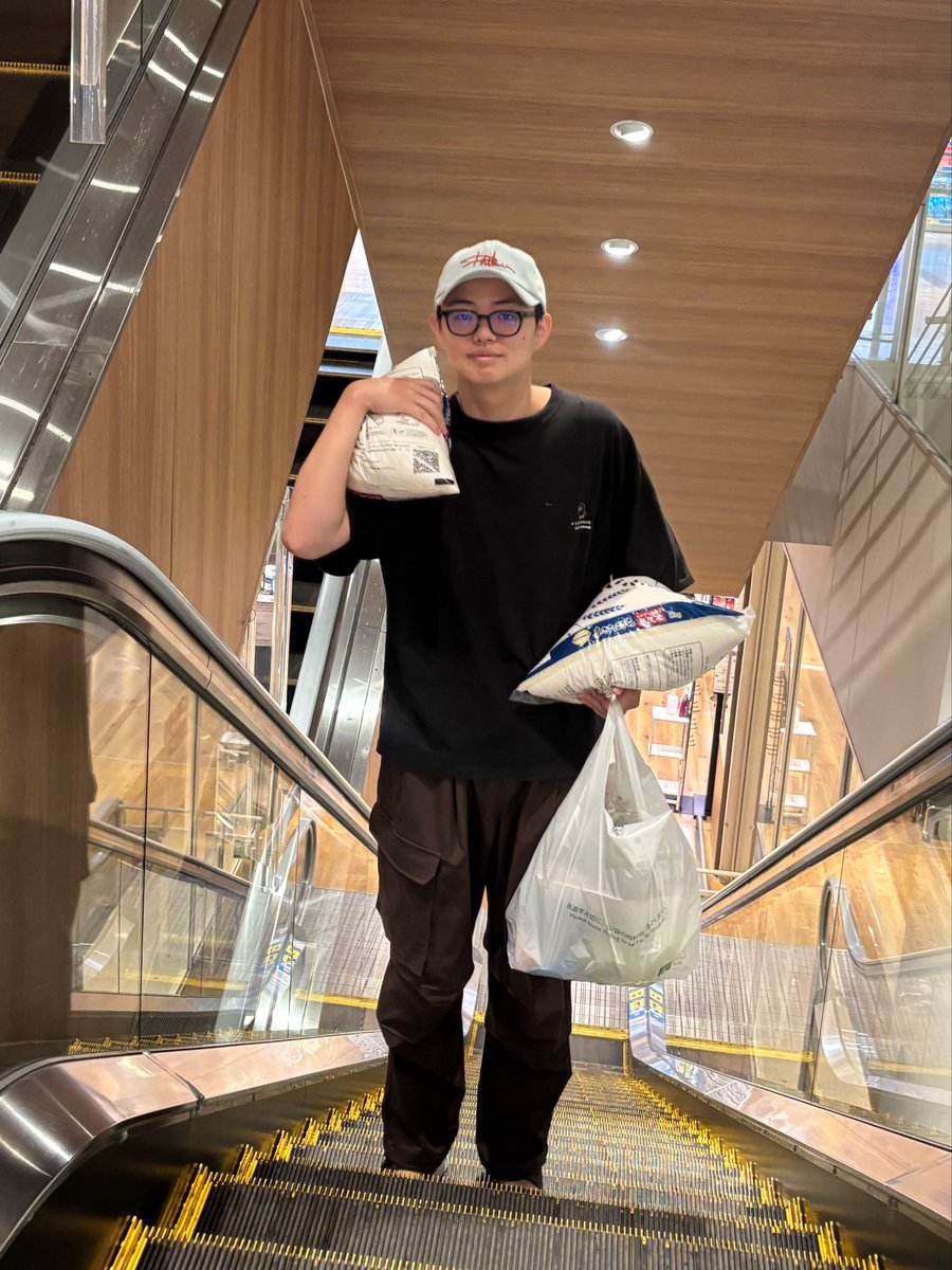 33ki__hr's tweet photo. ジムに通って4ヶ月経ったちかしさんは余裕の表情で5キロのお米×2と重くなった袋を持てるようになりました ！👶🏻✊🏻⭐ 助かったよありがとう ˖˚˳✩ https://t.co/eAe3ovoxHj