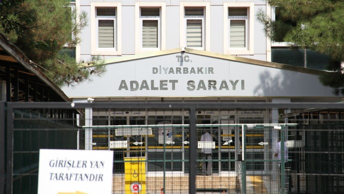 HaberAtlyeve's tweet photo. 🚨 Amed’de sabah baskınları: Çok sayıda gözaltı

Amed’de sabah saatlerinde çok sayıda eve baskın düzenlendi. 

Baskınlarda çok sayıda kişi gözaltına alınarak Diyarbakır Emniyet Müdürlüğü’ne götürüldü. 

Gözaltı gerekçeleri henüz öğrenilemedi. https://t.co/uaHlvfyJXn