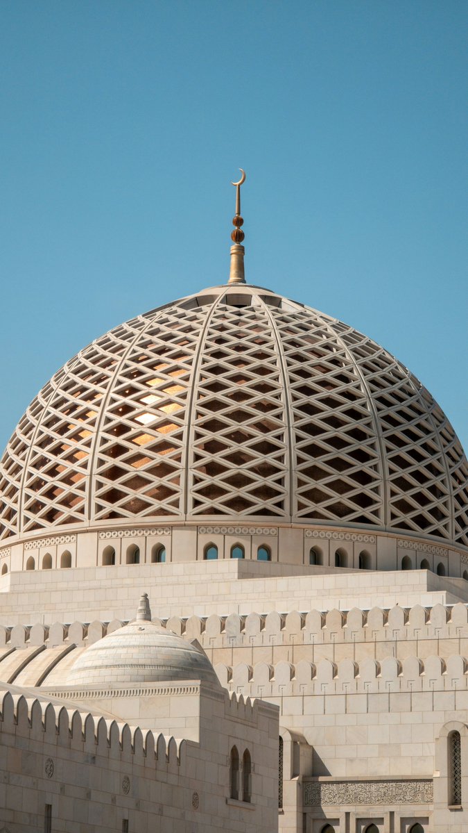Les_10_plus's tweet photo. > 🇴🇲 Week in Oman

The Sultan Qaboos Grand Mosque in Muscat features a main dome rising 50 meters high. The interior houses a 21-tonne handmade Persian carpet measuring over 4,000 square meters, woven by 600 female artisans over four years.

#IslamicArchitecture #TravelTwitter https://t.co/w3bwxZvQLv